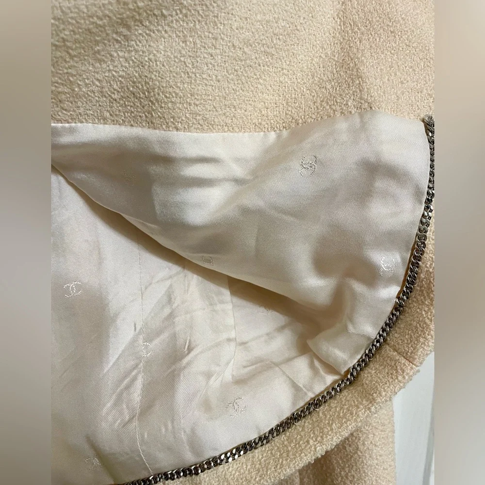 Vintage CHANEL Ivory & Black Bouclé Tweed Skirt Suit - Picture 10 of 13